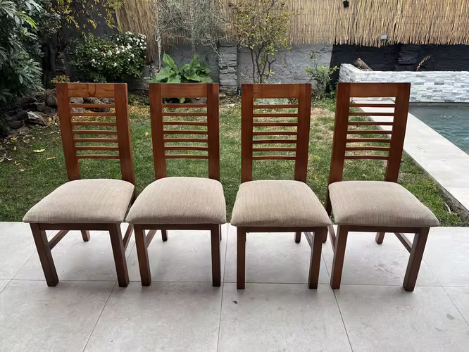 <p>Juego de 4 sillas madera</p>