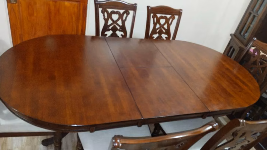 <p>Juego de comedor 6 sillas más 2 sitiales</p>