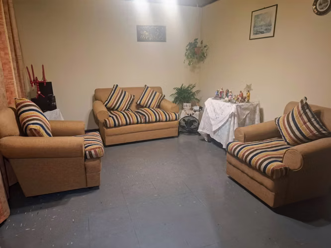<p>Vendo Living base madera natural y tapiz tela lino.</p>