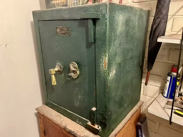 <p>Caja Fuerte Antigua Cóndor - Excelente Estado Con Llave</p>