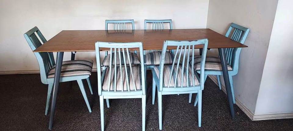 <p>Juego de comedor con mesa y 6 sillas azul claro</p>