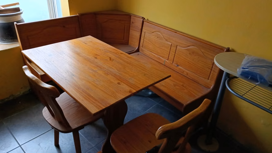 <p>comedor esquinero en muy buen estado</p>