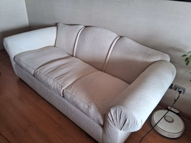 <p>Sofá 3 cuerpos usado, tela, muy buen estado</p>