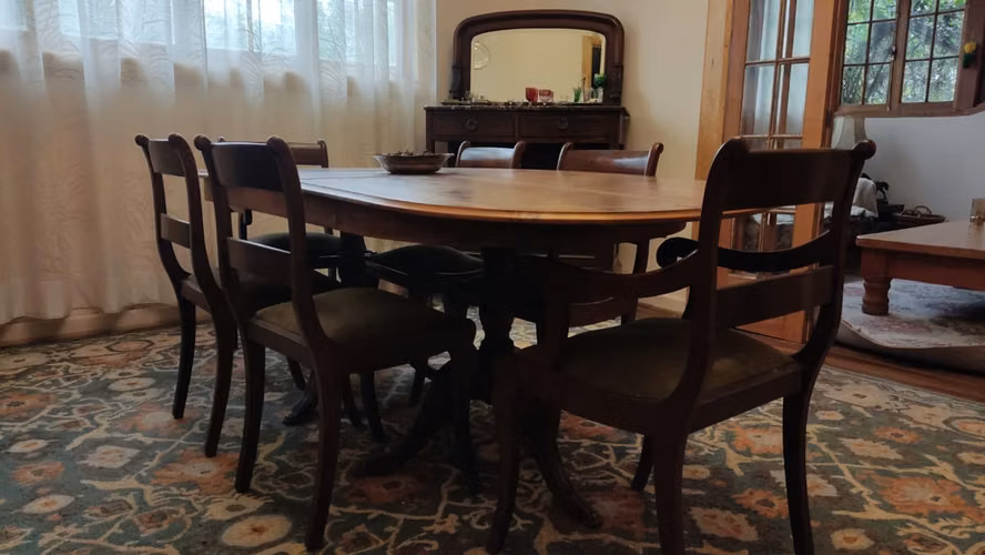 <p>Comedor Estilo SHERATON. 8 Sillas 2 Sitiales</p>
