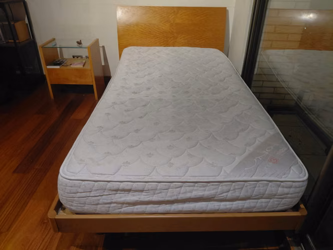 <p>Cama de plaza y media, diseño tipo Sur.Diseño + Colchón Rosen UNO 3</p>