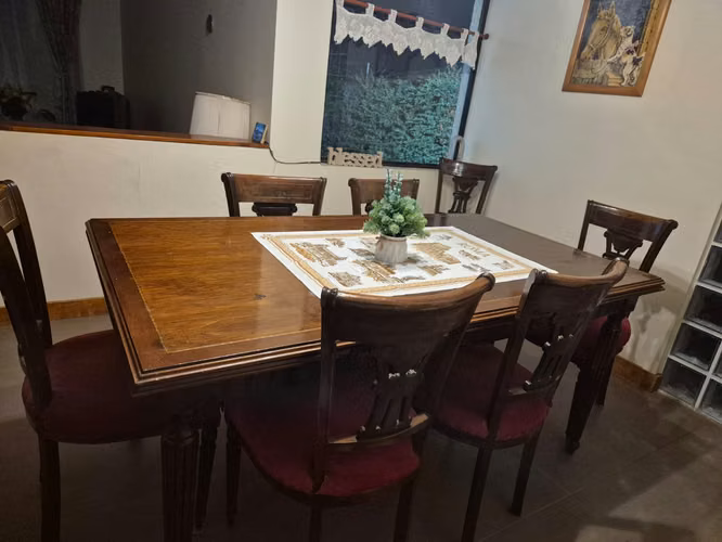 <p>Comedor antiguo 8 sillas , mesa con extension</p>