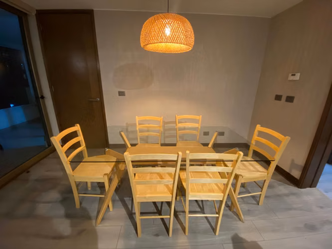 <p>Mesa de vidrio moderna + juego de sillas</p>