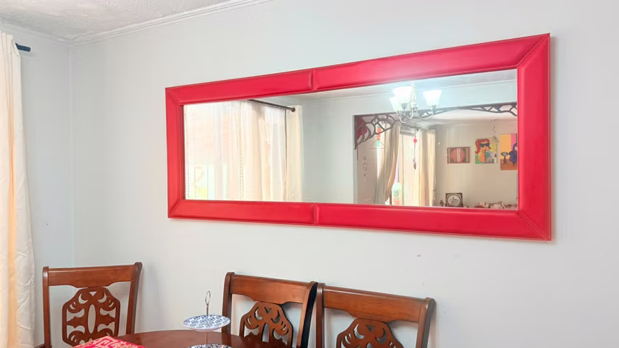 <p>Espejo Roble Macizo Y Espejo Borde rojo eco cuero</p>