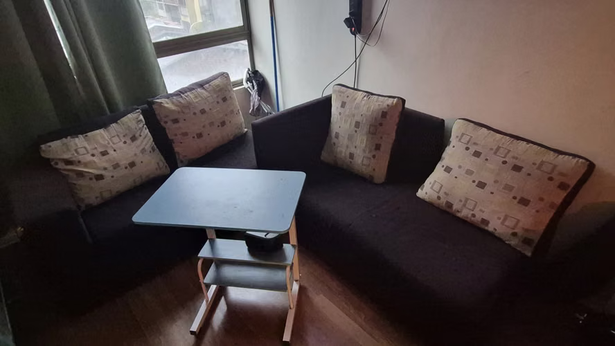 <p>Sofa 2 cuerpos + escritorio PC</p>