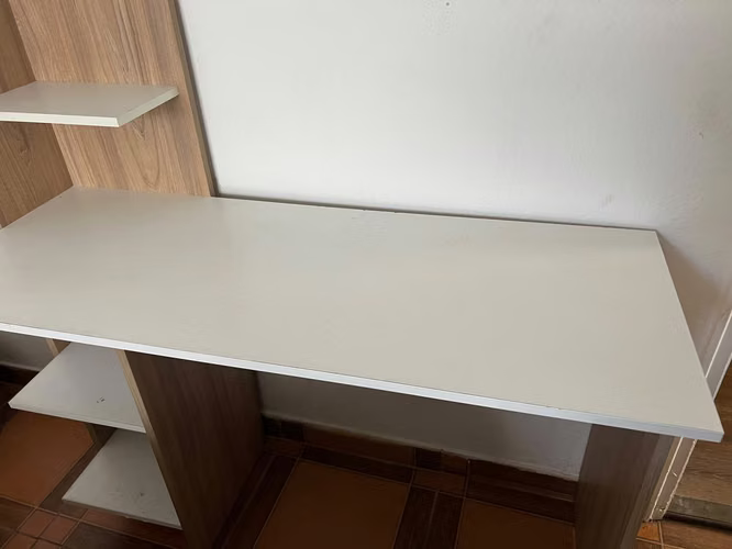 <p>Escritorio y velador melamina blanco/beige</p>