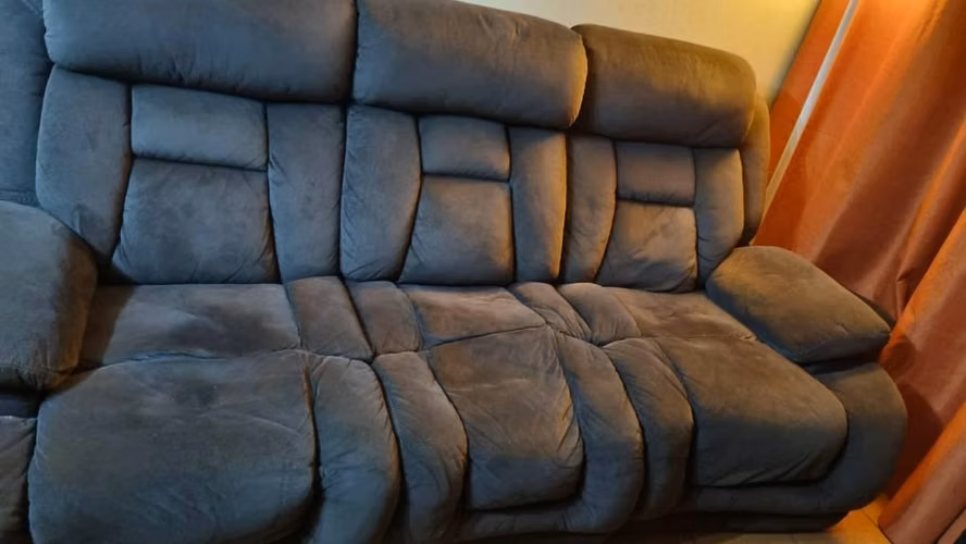 <p>Gran sillón reclinable de tela café</p>