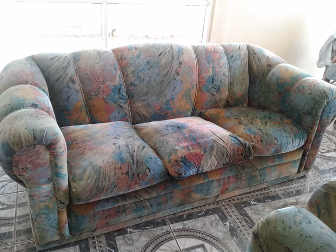 <p>living con sofa dos cuerpos y dos sillones</p>