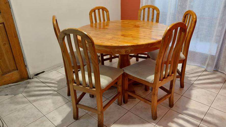 <p>Comedor con 6 sillas pino oregón</p>