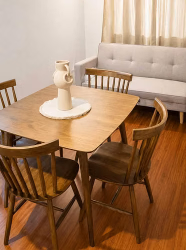 <p>Juego de comedor de madera de 4 sillas, en excelente estado</p>