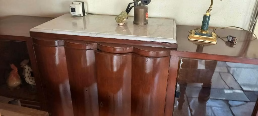 <p>Buffet antiguo con cubierta de marmol</p>
