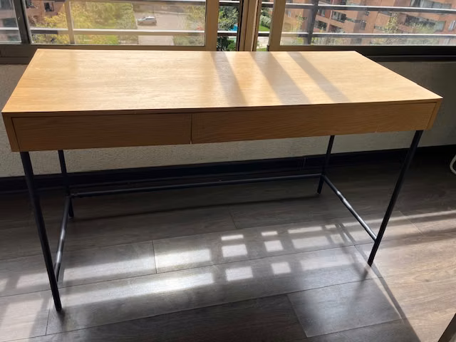 <p>Escritorio/arrimo madera y fierro marca Amoble</p>