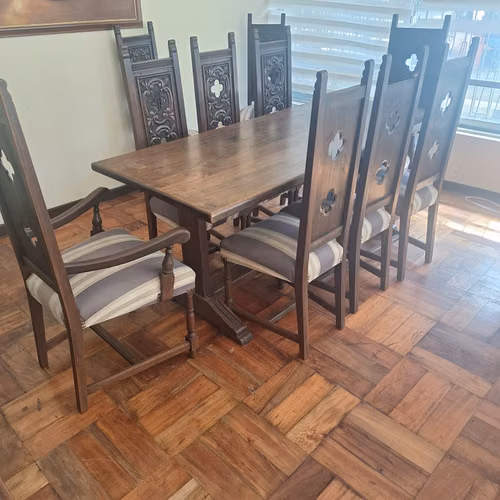 <p>se vende comedor 8 personas de encino precio conversable</p>
