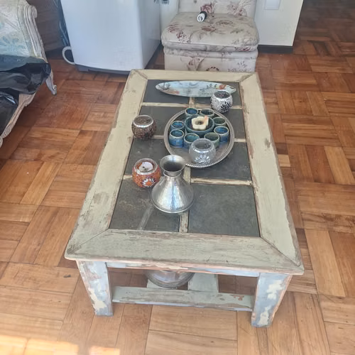 <p>se vende mesa centro madera con piedras junto a su mesa lateral</p>