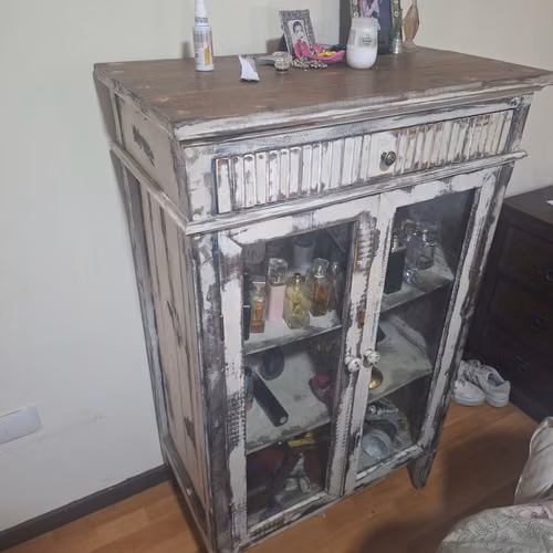 <p>se vende perfumero o mueble multifuncional de madera</p>
