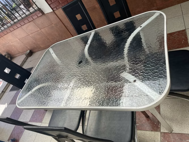 <p>mesa de vidrio rectangular texturizado impecable</p>