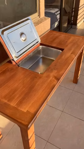 <p>Mesa de terraza con compartimiento para bebestibles</p>