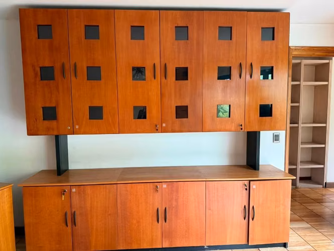 <p>Mueble oficina o escritorio de madera con cajones</p>
