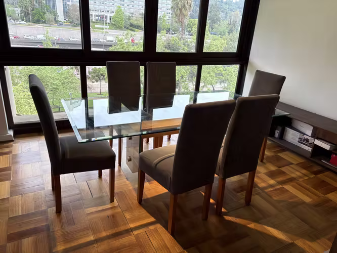 <p>Mesa de comedor de vidrio + 6 sillas</p>