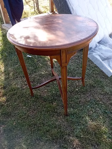 <p>Mesa ovalada elegante y muy antigua – 80.000</p>