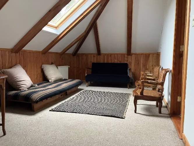 <p>Futón de madera con cojines, manta y colcha – excelente estado $100000</p>