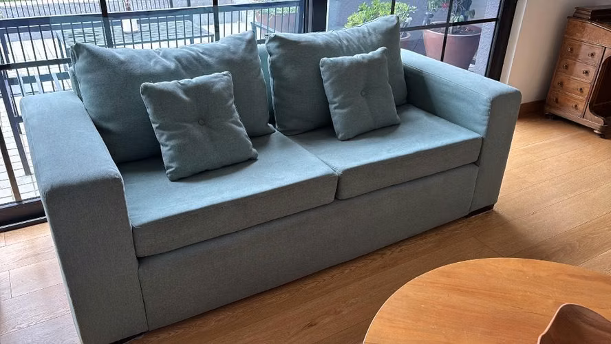 <p>Impecable y cómodo sillón de tres cuerpos</p>