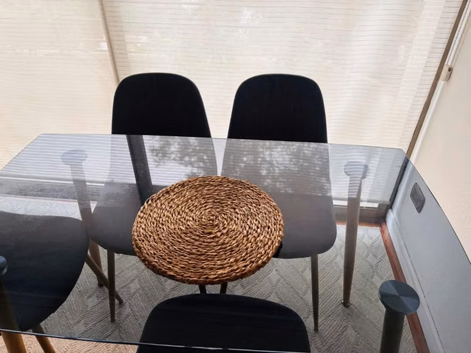 <p>Comedor buen estado 4 sillas 100 mil pesos</p>