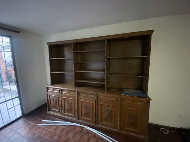 <p>Librero de madera</p>