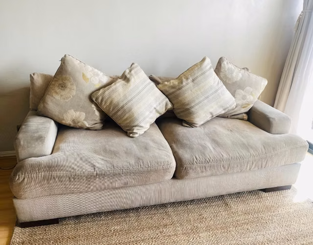 <p>Sofa regalado</p>