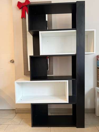 <p>Venta: Cama, Biblioteca, Refrigerador, Aire Acondicionado, Microondas</p>
