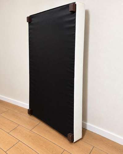 <p>Base de cama de plaza y media con 4 patas de madera – $25.000</p>
